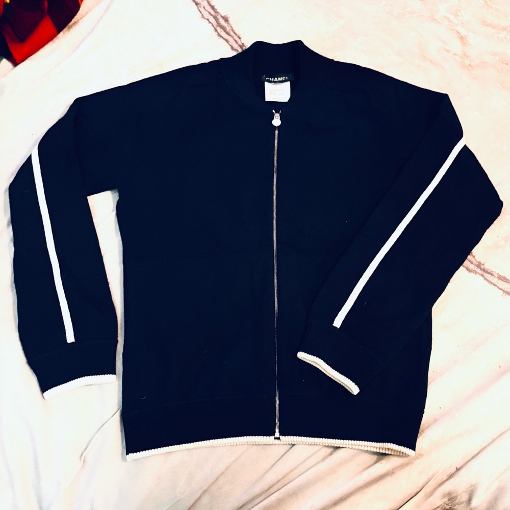 CHANEL Navy w/ White Trim Detail - Design